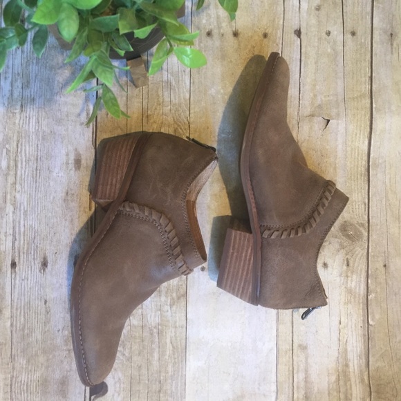 Lucky Brand 🍀 Leather Ankle Booties taupe zip 7.5 - Picture 3 of 13